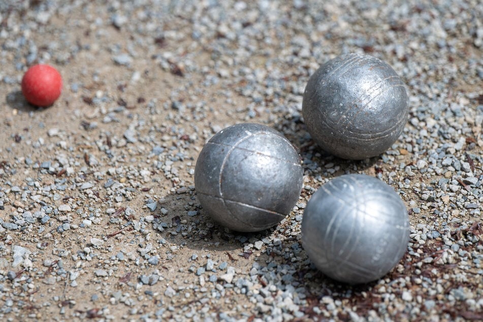 Wer der roten Kugel mit seiner Boule-Kugel am nächsten kommt, hat gewonnen.
