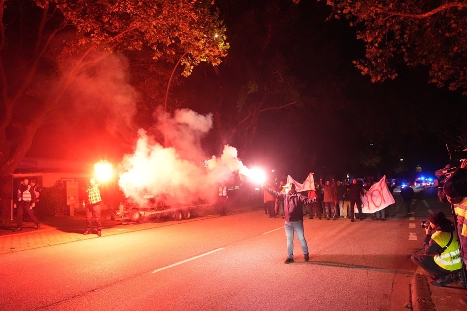 Am Donnerstag trainierten Bundeswehrsoldaten und Einsatzkräfte der Polizei ein Demonstrations-Szenario während einer Kolonnenfahrt im Rahmen der zivil-militärischen Übung "Red Storm Charlie".