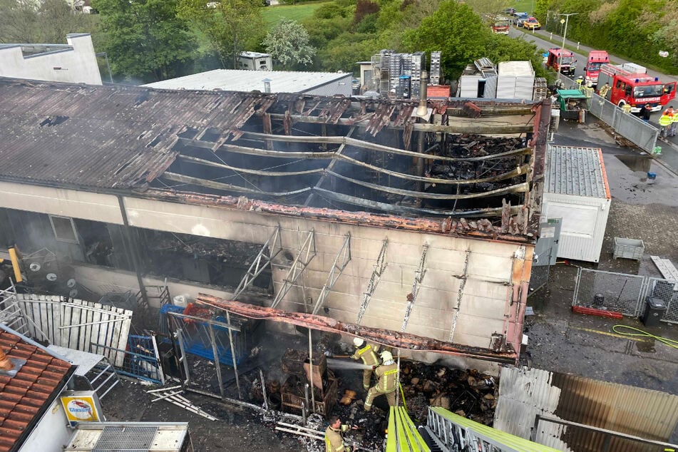 Brand in Fabrikhalle in Bayern: Enormer Schaden