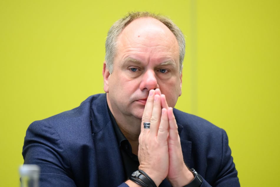 Angesichts einer "dramatischen Finanzlage" habe OB Dirk Hilbert (53, FDP) keine Wahl gehabt und eine Haushaltssperre verhängen lassen. (Archivbild)