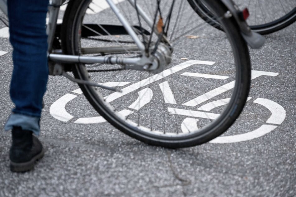 Plötzlich explodiert ein Akku: Radfahrer (45) schwer verletzt