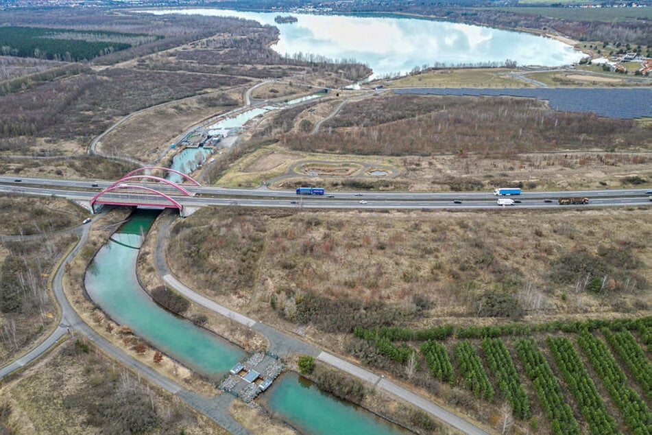 Der Kanal verbindet den Markkleeberger (o.) mit dem Störmthaler See. Käme es zum Durchbruch, würde auch die Autobahnbrücke weggespült werden.