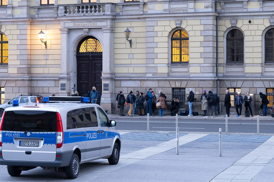 Journalisten warten vor dem Landgericht in Leipzig. Hier beginnt der Prozess gegen den deutschen Rockmusiker Gil Ofarim (41) wegen falscher Verdächtigung und Verleumdung.