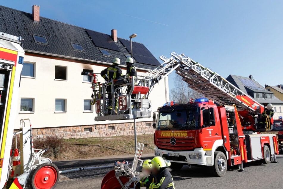 Feuerwehreinsatz im Augustusburger Ortsteil Erdmannsdorf: In diesem Mehrfamilienhaus kam es am Donnerstagmorgen zu einem Brand.