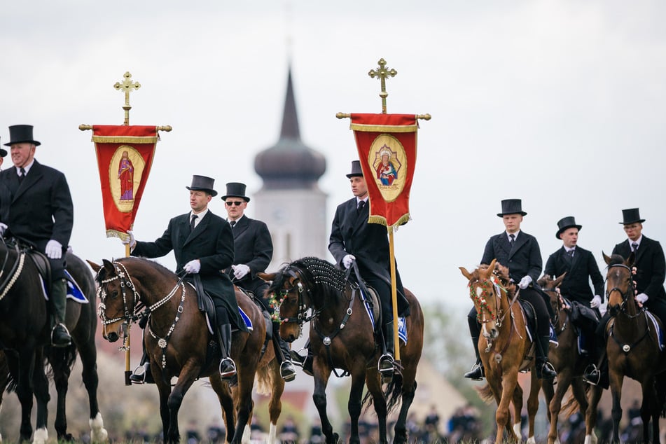 Hier verkünden sorbische Osterreiter zu Ostersonntag die Frohe Botschaft. Die sorbische Minderheit in der Oberlausitz gilt als katholisch und CDU-nah.