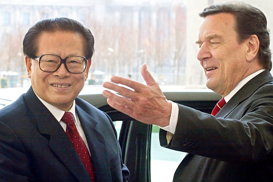 Im Jahr 2002 war Chinas Jiang Zemin zum Staatsbesuch in Deutschland - hier wird er von Bundeskanzler Gerhard Schröder begrüßt. (Archivbild)