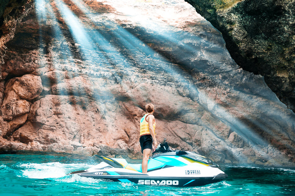 Plant eine Jetski-Tour für Euren Urlaub und lasst Euch von den Naturschönheiten überraschen.