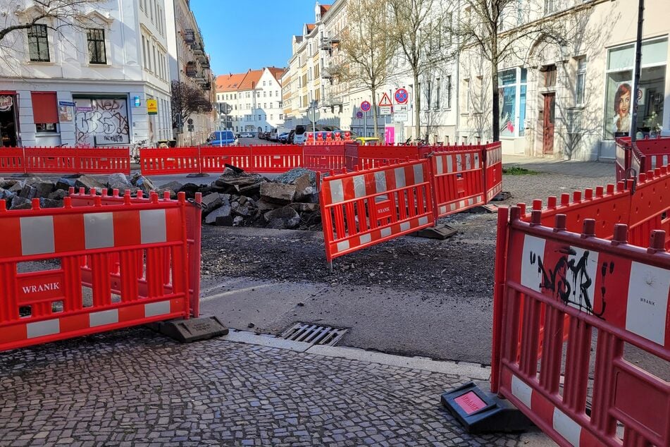 Die Wege über die Baustelle sind nicht eben und eine Herausforderung für alle, die nicht so gut laufen können.