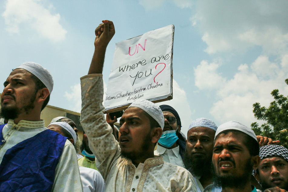 Muslime nehmen mit einem Plakat mit der Aufschrift "UN, where are you?" (UN, wo seid ihr?) an einem Protest teil während inmitten des eskalierenden Aufflammens der israelisch-palästinensischen Gewalt im Gazastreifen.