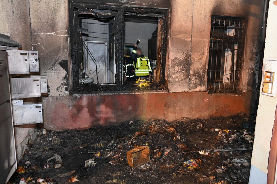 An dem leerstehenden Gebäude wurden die Fenster im Erdgeschoss durch den Brand zerstört.