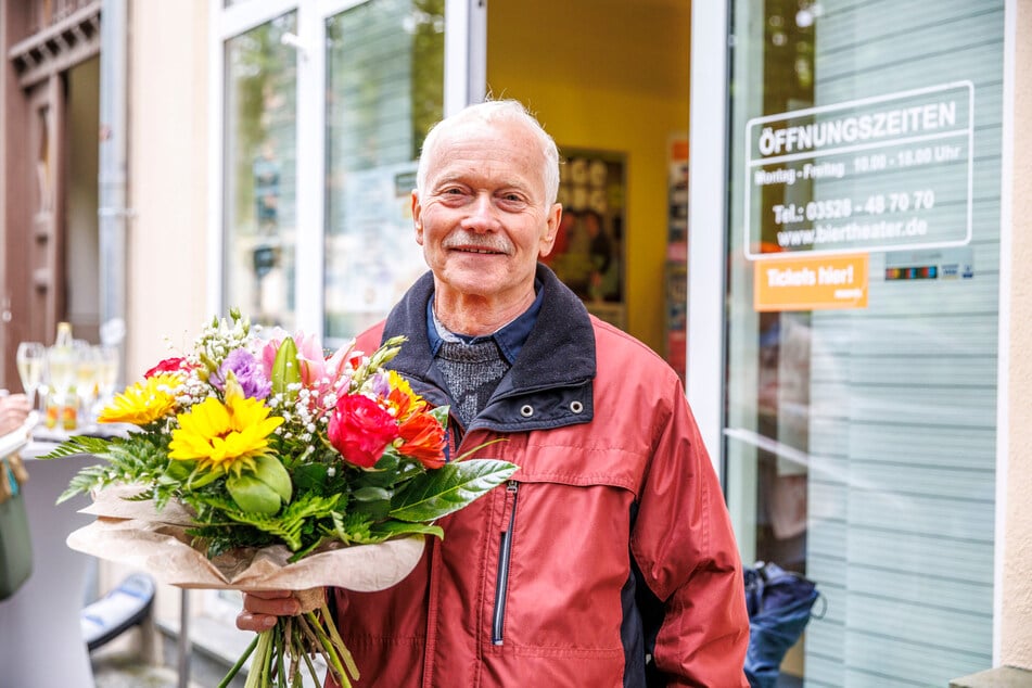 Friedrich Reppe (73) wurde als erster Kartenkäufer mit Blumen beschenkt.