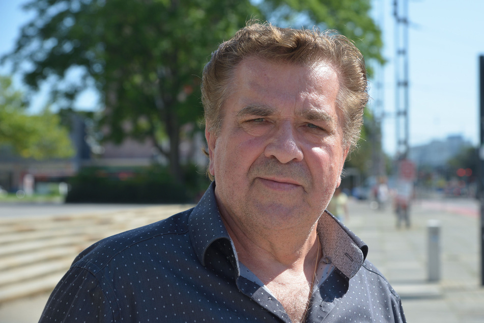 Andreas Roth (75) kommt mit dem Auto schneller voran, wie er selber findet.