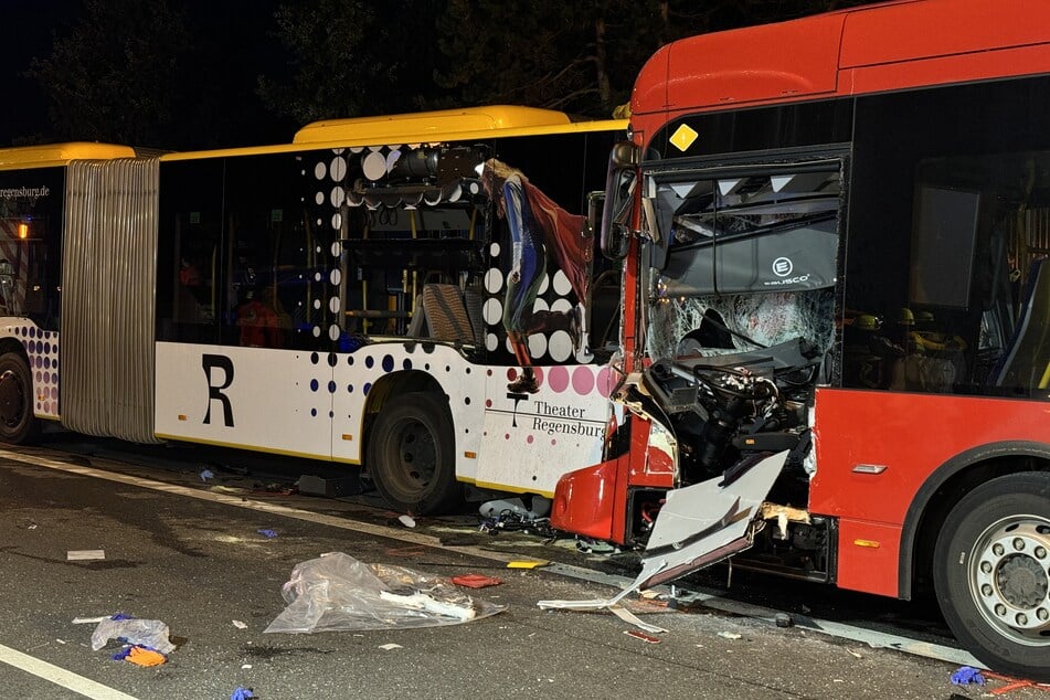 Die Front des nachfolgenden Busses wurde durch den Aufprall eingedrückt.