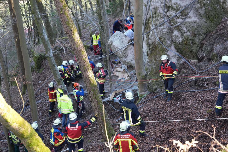 Einsatzkräfte helfen bei der Bergung des eingeklemmten Mannes in der Fränkischen Schweiz.
