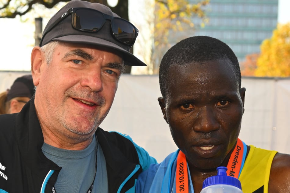 Organisator Peter Eckstein (l.) mit 2022-Sieger Wilfred Kiptoo (29).