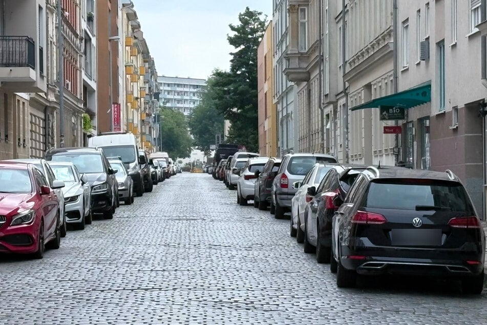Leipzig: Polizei bittet um Hinweise: Herrenrad-Räuber bedroht Ladenbesitzer mit Waffe und verursacht Tausende Euro Schaden