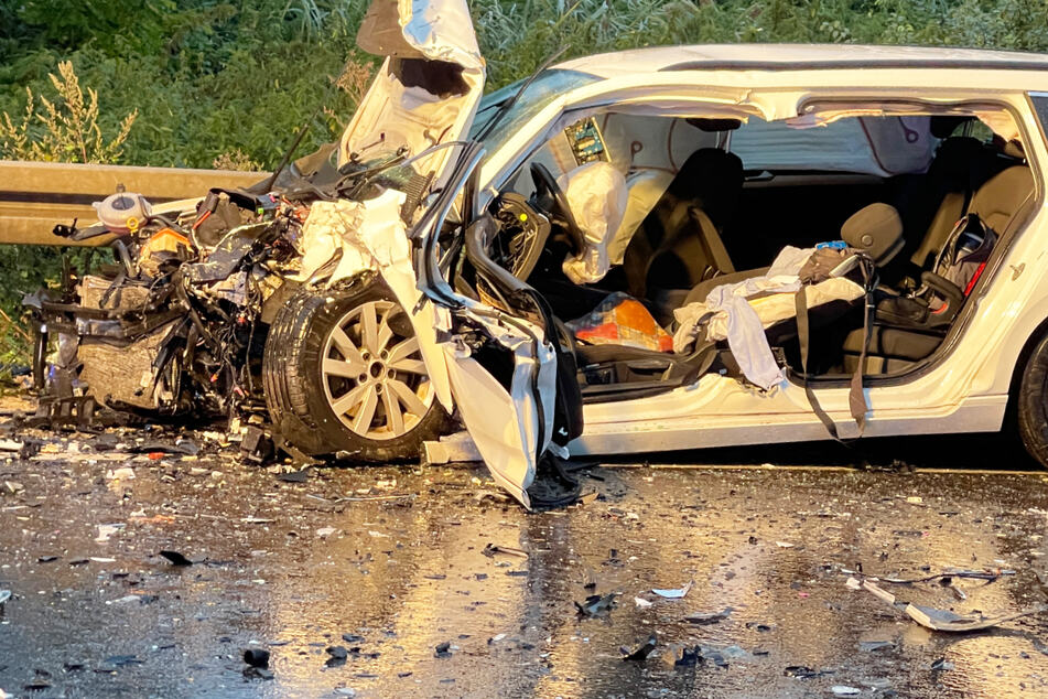 Frontal-Crash mit zwei Verletzten: VW-Fahrer nach Unfall aus Wrack geschnitten