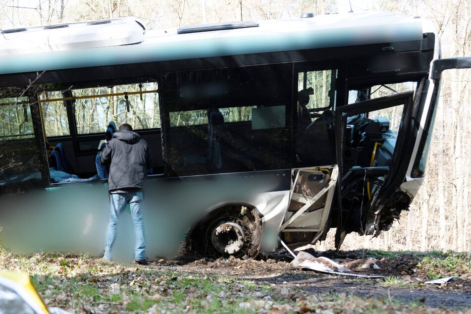 Autofahrerin kracht gegen Bus: Insassin stirbt, sieben Menschen verletzt