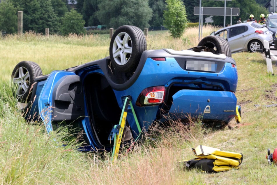 Der Dacia landete nach dem Zusammenstoß auf dem Dach.