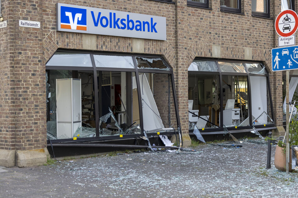 Eine Volksbank-Filiale war das Ziel der unbekannten Täter in Erftstadt.