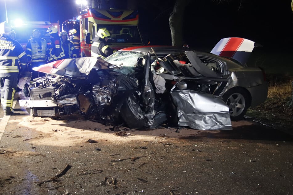 Unfall in Liebenwalde: 27-Jähriger schrottet Dodge Challenger an Baum
