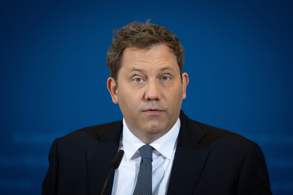 Bundesfinanzminister Lars Klingbeil spricht während der Pressekonferenz zu den Ergebnissen der aktuellen Steuerschätzung.