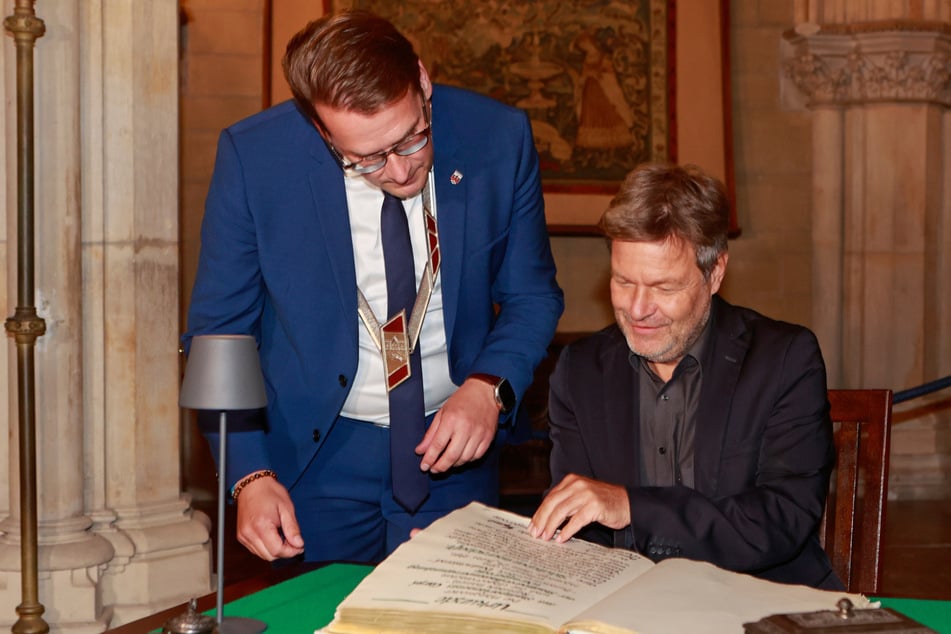 Bundeswirtschaftsminister Robert Habeck (55, Grüne) trug sich im September 2023 in das Goldene Buch von Wernigerode ein. Das gefiel nicht jedem.