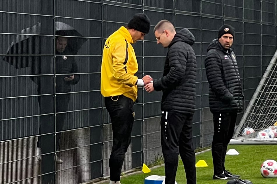 Torhüter Tim Schreiber (23) musste während des Torschuss-Trainings an der rechten Hand behandelt werden.