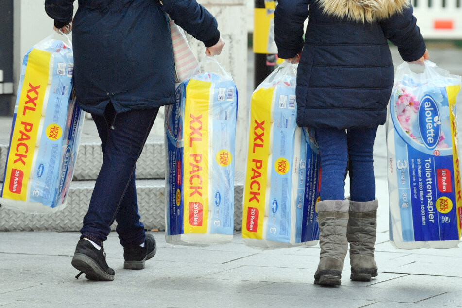 Vielerorts decken sich die Menschen derzeit mit Klopapier ein. (Symbolbild)
