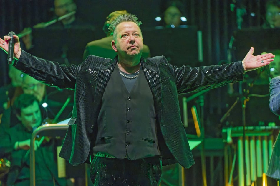 Frontmann Sebastian Krumbiegel (59) während eines Konzerts der Symphonica-Tour zum 35-jährigen Bandjubiläum der Prinzen.