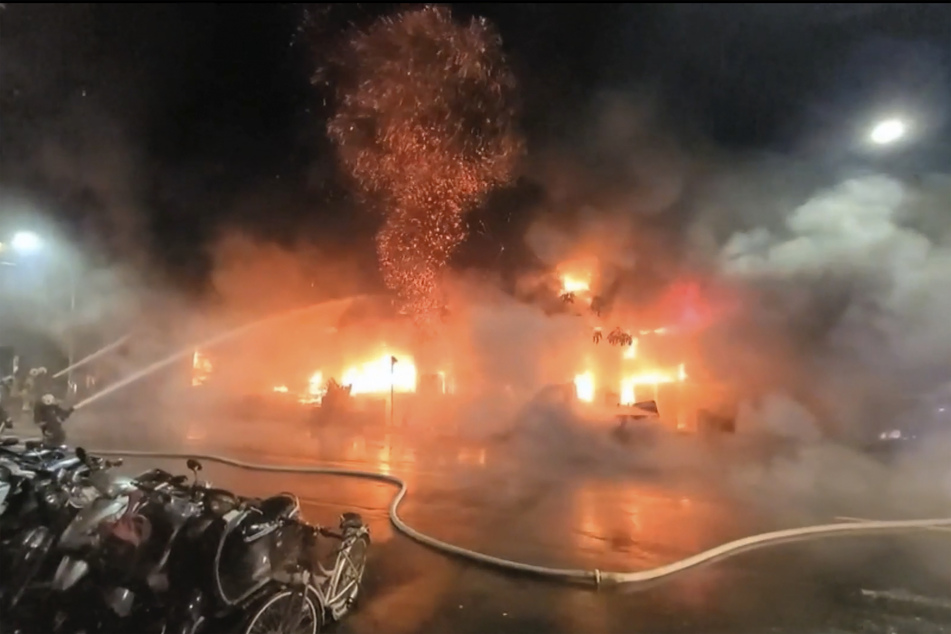 Dieses Videostandbild der taiwanesischen EBC zeigt Feuerwehrleute bei den Löscharbeiten des Gebäudebrandes.