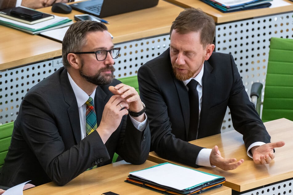 Weil das neue Vergabegesetz noch auf sich warten lässt, werden Wirtschaftsminister Martin Dulig (50, SPD, l.) und Ministerpräsident Michael Kretschmer (48, CDU, r.) seitens Linkspartei und DGB scharf kritisiert. (Archivbild)