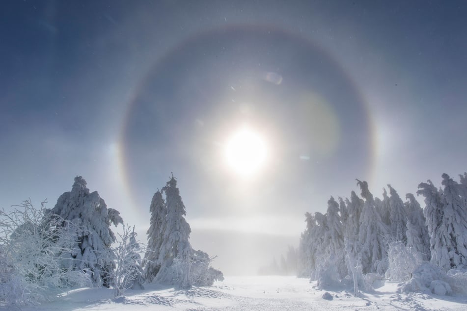 Am Sonntagvormittag konnte man vom Fichtelberg aus einen Eisnebelhalo beobachten.