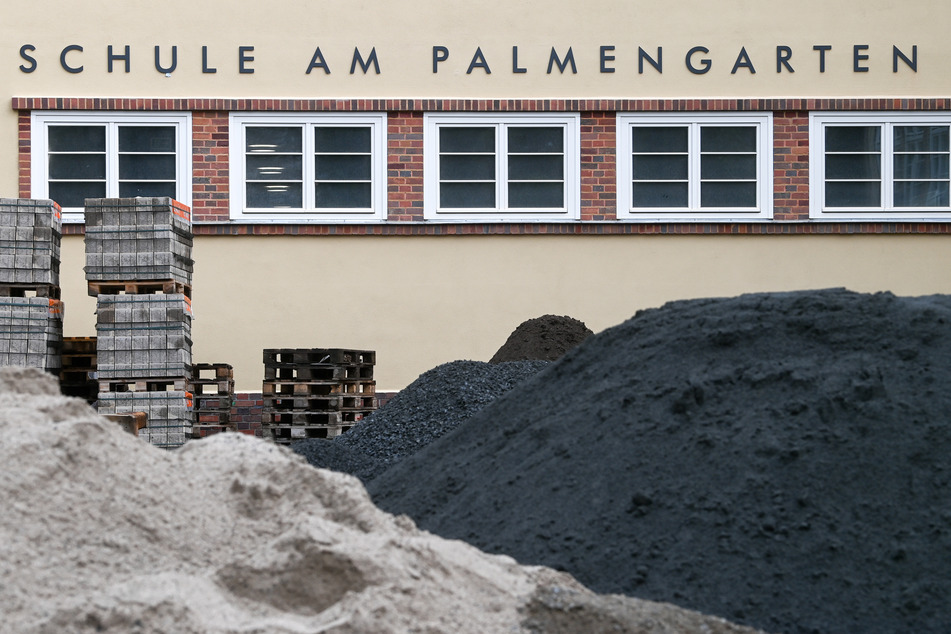 An der Schule am Palmengarten im Leipziger Westen wird gebaut: Während der Sommerferien sind die Sanierungen in vielen sächsischen Schulen in vollem Gange.
