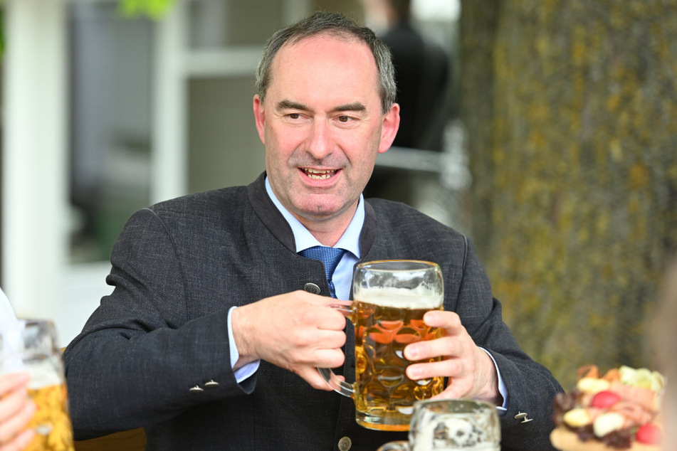 Von Hotel bis Biergarten: Bayerns Wirtschafts- und Tourismusminister Hubert Aiwanger (52) wirbt für Ferienjobs in der Gastro-Branche. (Archiv)