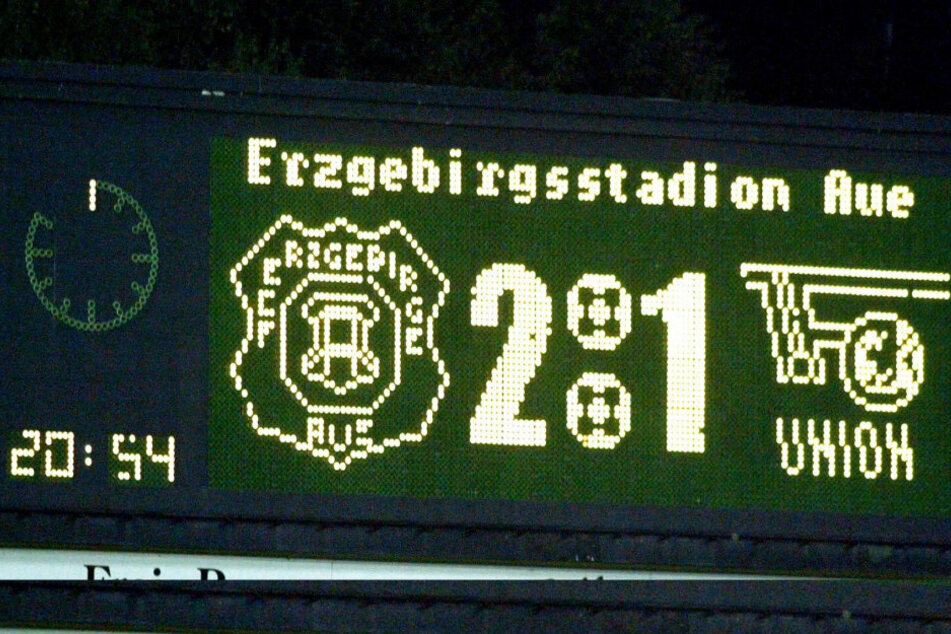 15. August 2003 - mit 2:1 gewann der FC Erzgebirge am 3. Spieltag sein erstes Spiel in der 2. Bundesliga. Nunmehr gehen die Veilchen in ihre 15. Saison und werden am 24. Spieltag das 500. Spiel bestreiten.