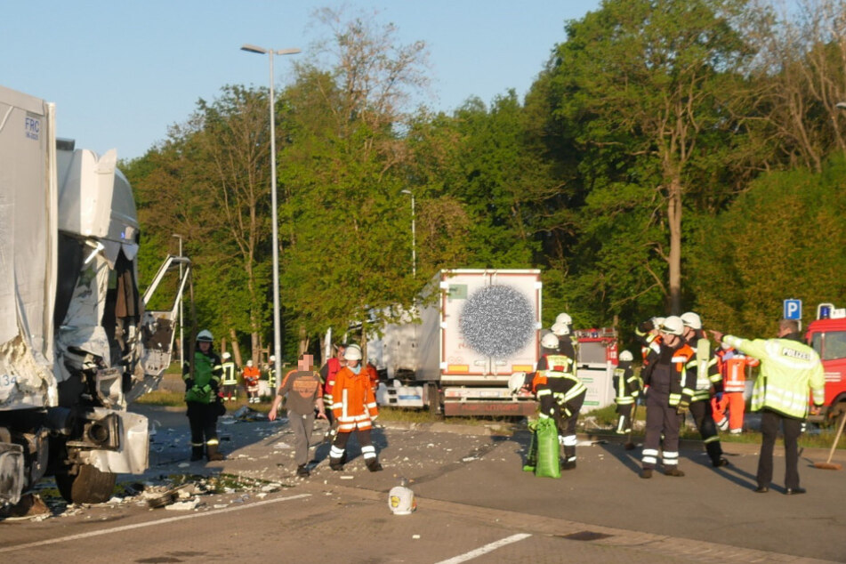Einsatzkräfte beseitigen das Trümmerfeld.