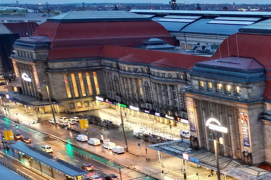 Leipzig: Gleich zweimal in einer Nacht: Täter greifen nach Schlägerei Polizisten an
