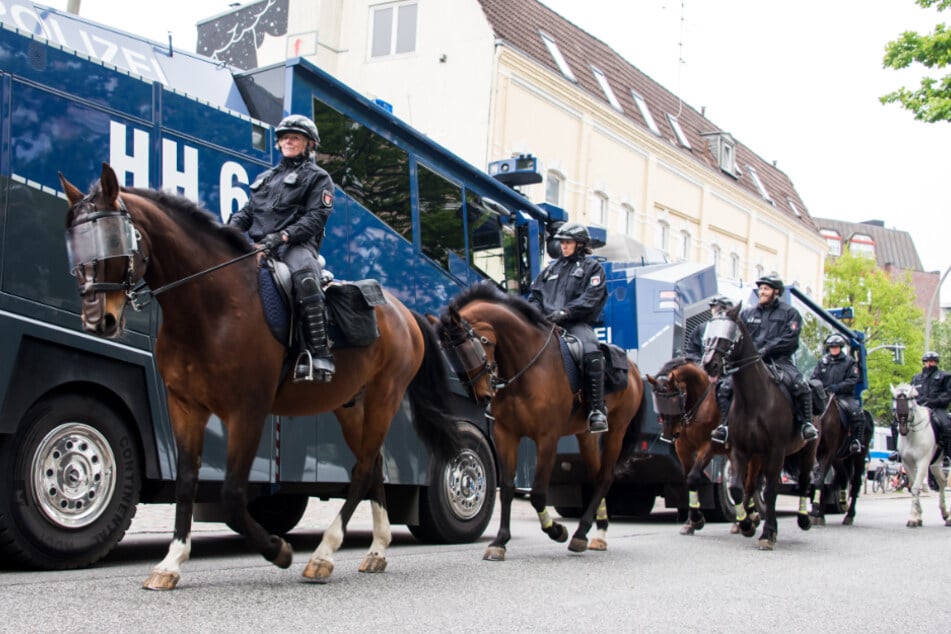 Im vergangenen Jahr hatte die Hamburger Polizei Wasserwerfer und Reiterstaffel am Rand einer Mai-Demo im Einsatz.