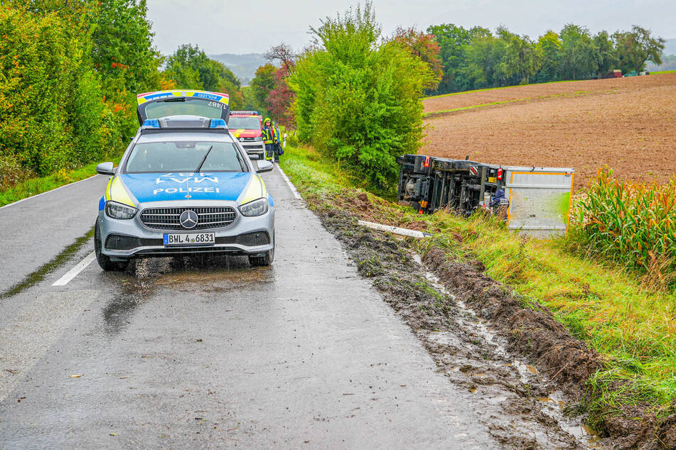 Einsatzkräfte der Polizei und Feuerwehr an der Unfallstelle im Rhein-Neckar-Kreis.