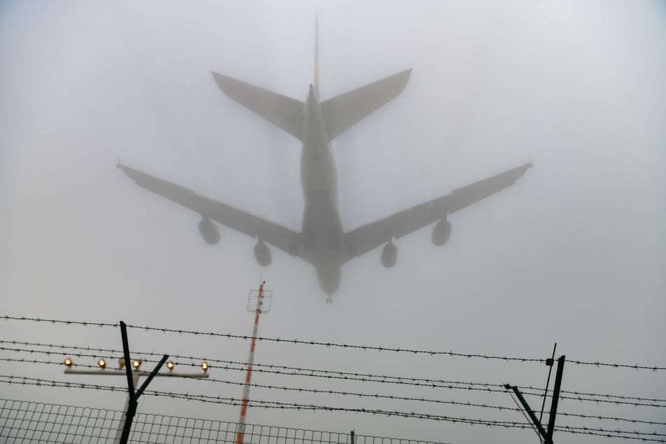 Mit wetterbedingter Verspätung landete der A380 schließlich gegen 10.45 Uhr am Dresdner Flughafen.