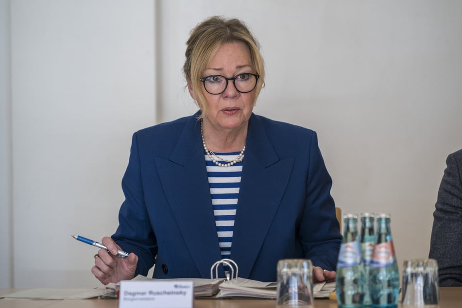 Sozialbürgermeisterin Dagmar Ruscheinsky (66, parteilos) antwortete auf eine Anfrage der linken und fraktionslosen Stadträte.