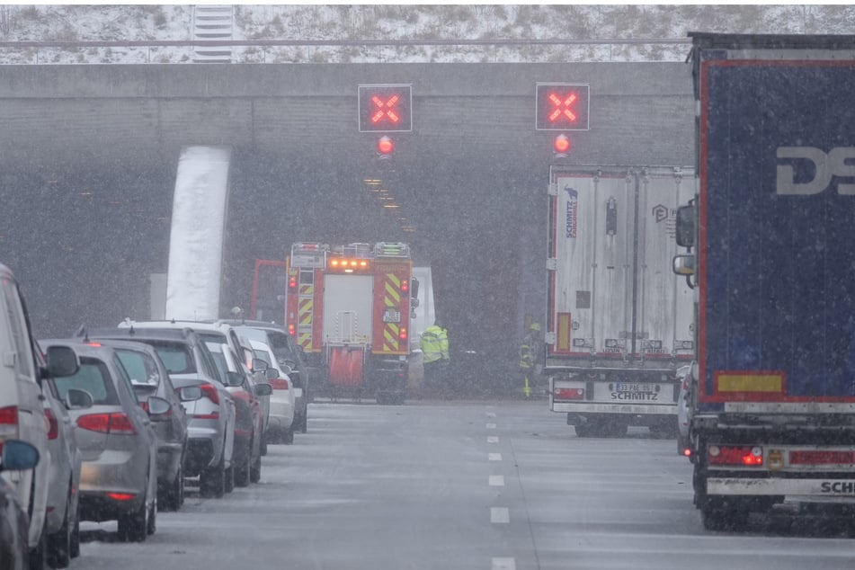 Sowohl auf der A4 als auch auf der A17 brauchten Autofahrer aufgrund des Schneefalls am Mittwoch Geduld.
