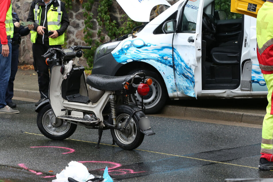 Der Mopedfahrer verletzte sich schwer und musste ins Krankenhaus, wo er schließlich verstarb.