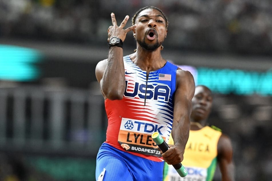 Noah Lyles (26) zeigt es an, das war seine dritte Goldmedaille bei der Leichtathletik-WM.