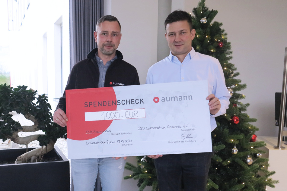 Geschäftsführer Silvio Hesse (re.) und Daniel Sokoli (li.) bei der Übergabe eines 1.000 Euro Spendenschecks für den Eisenbahner-Sportverein Lokomotive Chemnitz e.V.