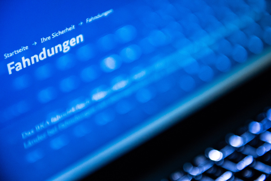 Auf einem Laptop ist eine Internetseite des Bundeskriminalamts (BKA) geöffnet, auf der nach Personen gefahndet wird (Symbolbild).