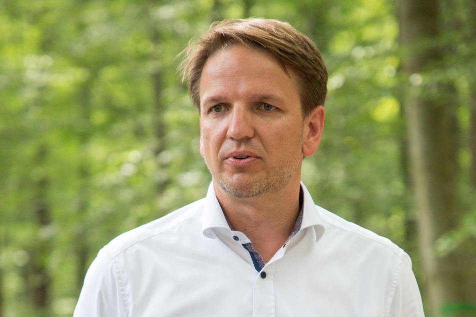 Sachsens Staatssekretär Sebastian Vogel (44, SPD) wurde in den einstweiligen Ruhestand versetzt.