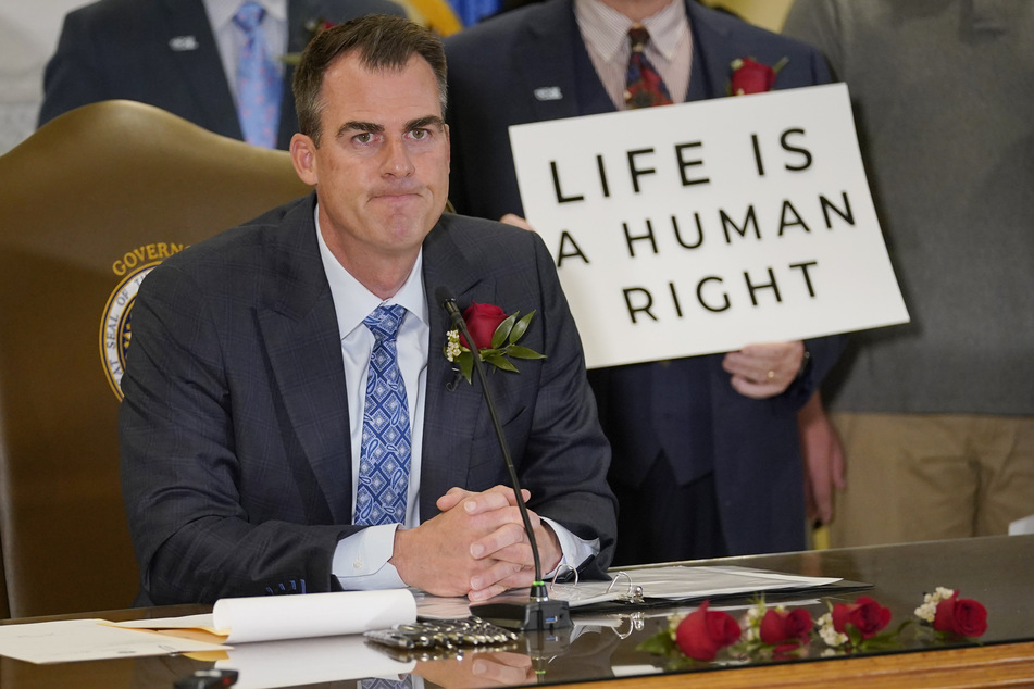 Kevin Stitt (49), der Gouverneur von Oklahoma, hat das "Herzschlag-Gesetz" gegen Abtreibungen in Oklahoma unterzeichnet.