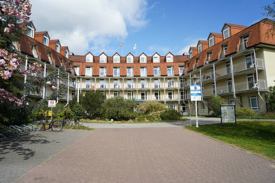 Mitarbeiter der Klinik sahen den Mann auf dem Gelände der Brandenburgklinik in Bernau (Barnim) und alarmierten die Polizei. (Archivbild)